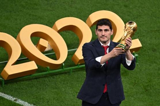 Iker Casillas llevó la Copa del Mundo al estadio...