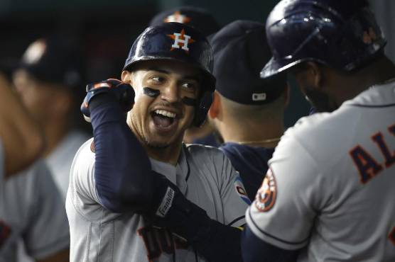 Mostrando el musculo, así celebró Mauricio Dubón con Yordan Álvarez luego de su ‘multiple home-run’.
