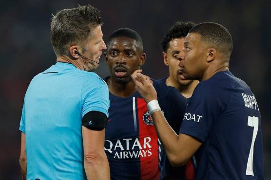 Mbappé desesperado ante el árbitro por la decisiones que tomaba en el juego.