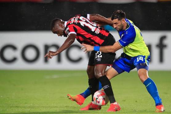 Joel Campbell apareció hasta el segundo tiempo y se convirtió en un dolor de cabeza para los olanchanos. FOTO: La Nación, CR