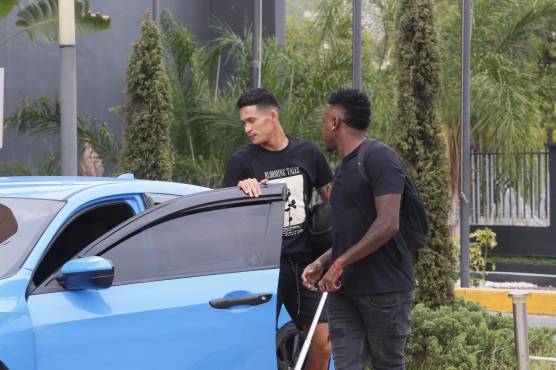 Juan Ángel Delgado y Elmer Güity llegando al hotel de concentración de la ‘H’.