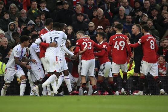 Manchester United sufre para ganar y Liverpool sigue dando mucha pena en la Premier League; Casemiro se fue expulsado
