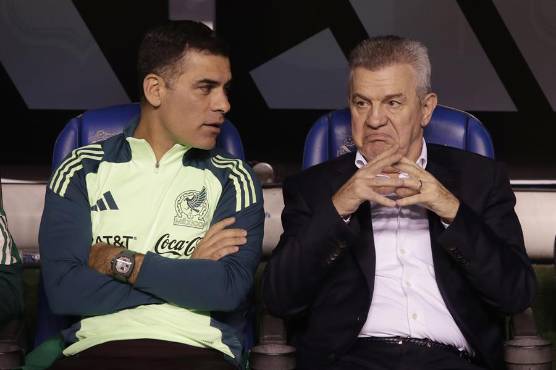 La cara de Javier Aguirre lo dice todo al ver a su México empatar con los suplentes del Valencia. Foto: efe