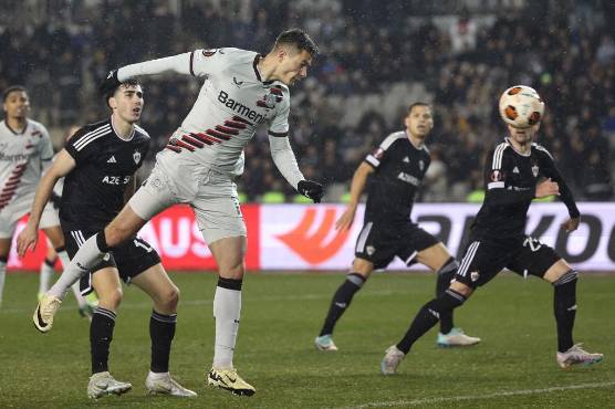 Patrik Schick salvó el invicto del Leverkusen de cabeza.