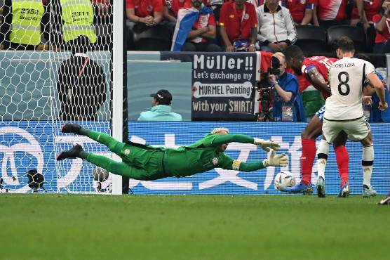 Keylor Navas ha sido figura, sin las intervenciones del portero tico, Costa Rica llevaría varios goles de desventaja.