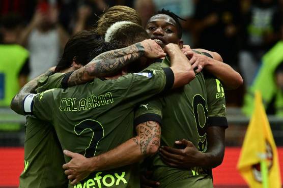 AC Milan's French forward Olivier Giroud (C) celebrates with AC Milan's Portuguese forward Rafael Leao (Rear R) and teammates after scoring during the Italian Serie A football match between AC Milan and Bologna on August 27, 2022 at the San Siro stadium in Milan. (Photo by MIGUEL MEDINA / AFP)