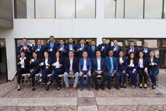 Todos los árbitros hondureños que recibieron su gafete FIFA para este 2025.