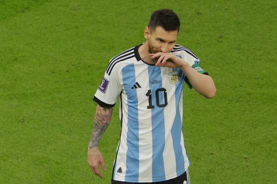 Poco contacto de balón de Lionel Messi. Bien anulado lo tiene México.