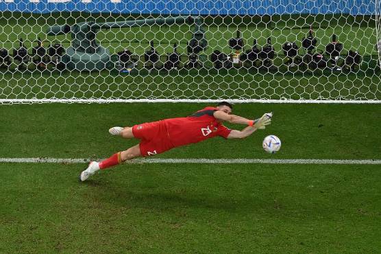 Emiliano Martínez fue la figura del partido al tapar dos penales. El Dibu tiene a Argentina en semifinales.