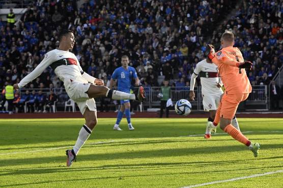 Momento en el que Cristiano Ronaldo empuja la pelota para celebrar su tanto 123.