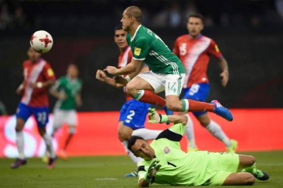 Mexico's Andres Guardado vies for the ball with Costa Rica's goalkeeper Keylor Navas during their 2018 FIFA World Cup qualifier football match in Mexico City on March 24, 2017. / AFP PHOTO / ALFREDO ESTRELLA