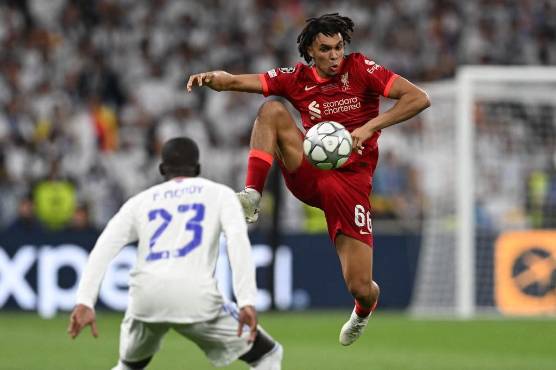 Este ha sido otro de los duelos del cotejo Arnold vs Mendy.