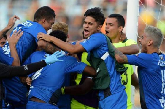 Players of Venezuela's Zulia celebrate winning a Copa Sudamericana football match against Bolivia's Nacional Potosi after a penalty shootout at the Pachencho Romero stadium, in Maracaibo, Venezuela, on April 16, 2019. (Photo by Federico Parra / AFP)