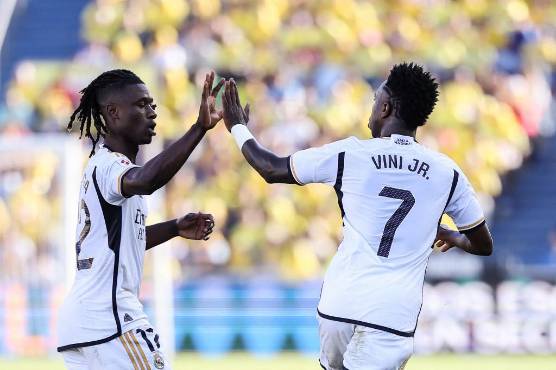 Camavinga y Vinicius celebrando el empate del Real Madrid frente a Las Palmas.