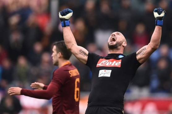 Napoli's goalkeeper from Spain Pepe Reina (R) celebrates at the end of the Italian Serie A football match AS Roma vs Napoli on March 4, 2017 at the Olympic Stadium in Rome. Napoli won 1-2. / AFP PHOTO / FILIPPO MONTEFORTE
