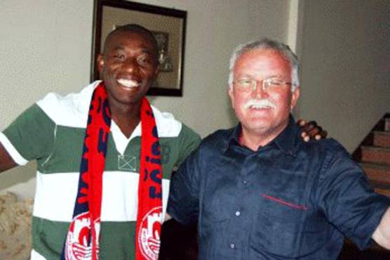 ’Pungui’ Suazo cuando fue presentado por el Eğirdir Belediye Spor de la tercera división de Turquía.