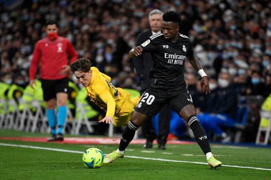 Futbolista del Barcelona se burla de Vinicius en el Clásico español: ‘‘Tú, el año que viene Balón de Oro’’