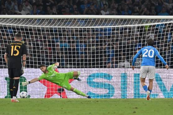 Napoli's Polish midfielder #20 Piotr Zielinski scores a penalty during the UEFA Champions League 1st round day 2 Group C football match Napoli vs Real Madrid at the Diego Armando Maradona stadium in Naples on October 3, 2023. (Photo by Alberto PIZZOLI / AFP)