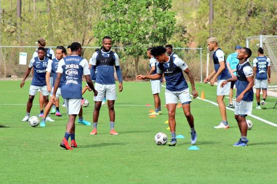 Cristian Sacaza controlando el balón ante la mirada de Gerson Chávez y Edwin Solano.