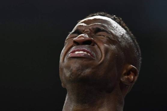 Real Madrid's Brazilian forward Vinicius Junior reacts as he walks off the pitch after getting injured during the UEFA Champions League round of 16 second leg football match between Real Madrid CF and Ajax at the Santiago Bernabeu stadium in Madrid on March 5, 2019. (Photo by GABRIEL BOUYS / AFP)