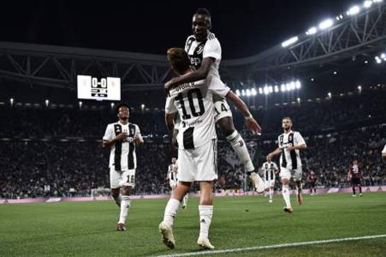 Juventus' Argentinian forward Paulo Dybala (L) celebrates with Juventus French midfielder Blaise Matuidi after scoring a goal during the Italian Serie A football match between Juventus and Bologna on September 26, 2018 at the Allianz Stadium in Turin. / AFP PHOTO / MARCO BERTORELLO