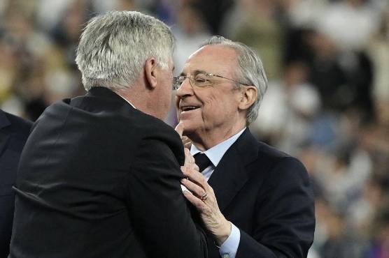 Florentino Pérez, feliz con Ancelotti tras conquistar una nueva Champions League.