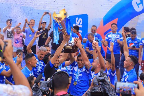 La copa 18 del Motagua tiene sello y firma de Hernán Medina.