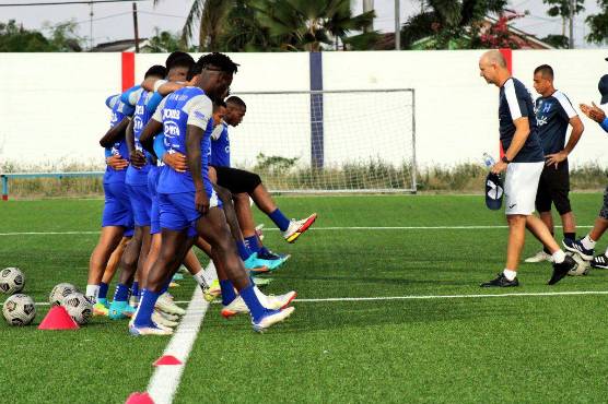 El ritual de Diego Vázquez y su cuerpo técnico no puede faltar en los entrenamientos de la Selección de Honduras. En su paso por Motagua hicieron de esto una costumbre. Fotos: @FenafuthOrg