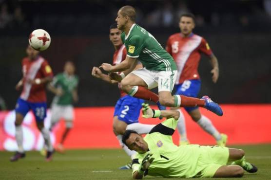 Mexico's Javier Hernandez vies for the ball with Costa Rica's goalkeeper Keylor Navas during their 2018 FIFA World Cup qualifier football match in Mexico City on March 24, 2017. / AFP PHOTO / ALFREDO ESTRELLA