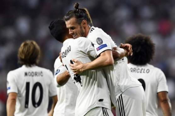 Real Madrid's Welsh forward Gareth Bale celebrates scoring his team's second goal during the UEFA Champions League group G football match between Real Madrid CF and AS Roma at the Santiago Bernabeu stadium in Madrid on September 19, 2018. / AFP PHOTO / GABRIEL BOUYS