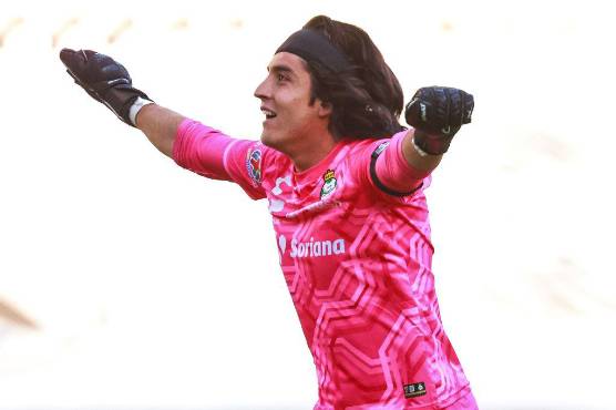 El portero del Santos, Carlos Acevedo, anotó y rescató el empate en el último suspiro ante el Querétaro.