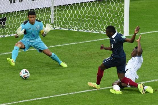 Portero de Honduras y el capitÃ¡n Noel Valladares relojes la pelota despuÃ©s de haber sido saque de la francesa centrocampista Blaise Matuidi, durante un partido de fÃºtbol del Grupo E entre Francia y Honduras en el estadio Beira-Rio en Porto Alegre durante la Copa Mundial de la FIFA 2014 Brasil