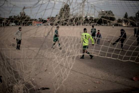 Un grupo de niños disputa un partido en el Club Rodelino Román, en donde se inició hace dos décadas Arturo Vidal.