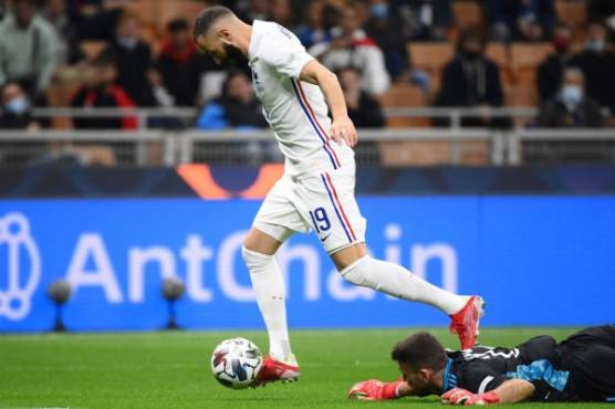 France's forward Karim Benzema (C) vies with Spain's goalkeeper Unai Simon during the Nations League final football match between Spain and France at San Siro stadium in Milan, on October 10, 2021. (Photo by FRANCK FIFE / AFP)