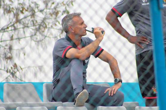 Lavallén terminó dirigiendo al club peruano desde las gradas.