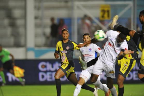 Martillazo de cabeza de Bengston. Jerry llegó a 170 goles en Liga Nacional. FOTO: Marvin Salgado
