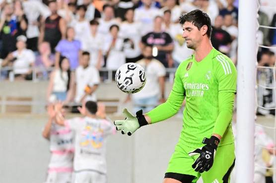 Courtois se perderá prácticamente toda la temporada con el Real Madrid luego de lesionarse el ligamento cruzado anterior.