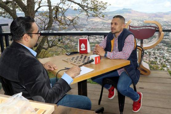 Una entrevista diferente realizó nuestro compañero Saúl Carranza a Omar Elvir. Jugando damero y el 24 del Motagua contestando las interrogantes.