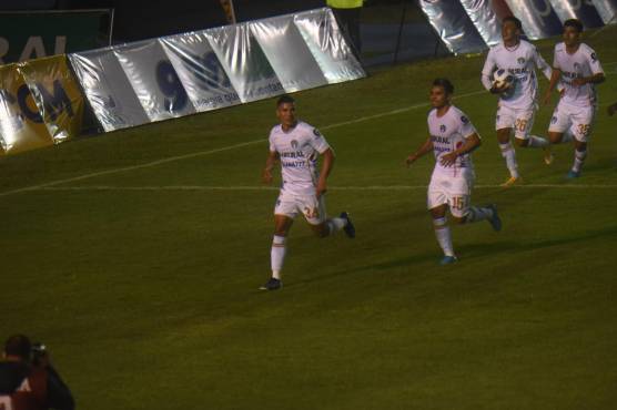 Así celebró Kevin López su nuevo gol con el Comunicaciones en Guatemala.