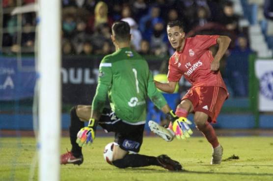 Real Madrid's Spanish midfielder Lucas Vazquez (R) shoots in front of UD Melilla's Spanish goalkeeper Dani Barrio during the Spanish King's Cup football match between UD Melilla and Real Madrid CF at the Alvarez Claro municipal stadium in the autonomous city of Melilla on October 31, 2018. (Photo by JORGE GUERRERO / AFP)