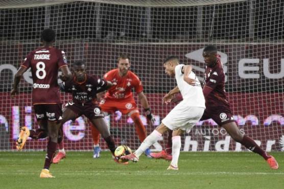 Paris Saint-Germain's Moroccan defender Achraf Hakimi (R) scores his team's second goal during the French L1 football match between FC Metz and Paris Saint-Germain (PSG) at the Saint-Symphorien Stadium in Longeville-les-Metz, eastern France, on September 22, 2021. (Photo by Jean-Christophe VERHAEGEN / AFP)