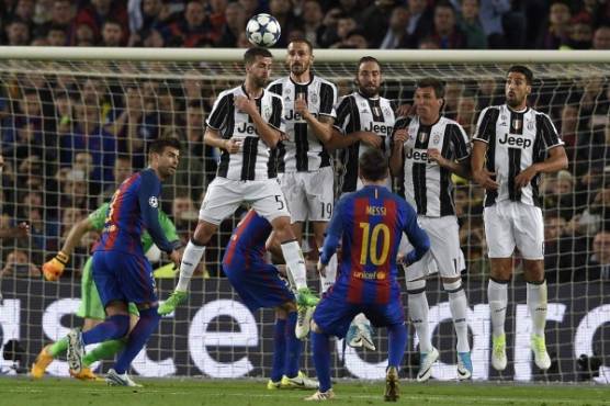 Barcelona's Argentinian forward Lionel Messi takes a kick at goal during the UEFA Champions League quarter-final second leg football match FC Barcelona vs Juventus at the Camp Nou stadium in Barcelona on April 19, 2017. / AFP PHOTO / LLUIS GENE