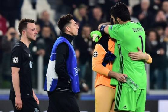 Porto's Spanish goalkeeper Iker Casillas is comforted by Juventus' goalkeeper from Italy Gianluigi Buffon (R) at the end of the UEFA Champions League football match Juventus vs FC Porto on March 14, 2017 at the Juventus stadium in Turin. Juventus won 1-0. Iker Casillas set a new record when featuring for Porto in their Champions League last 16, second leg against Juventus on Tuesday as he made his 175th appearance in European competition. / AFP PHOTO / GIUSEPPE CACACE