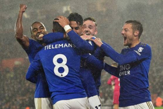 Leicester City's Spanish striker Ayoze Perez celebrates scoring his team's third goal with Leicester City's Belgian midfielder Youri Tielemans and Leicester City's English striker Jamie Vardy (R) during the English Premier League football match between Southampton and Leicester City at St Mary's Stadium in Southampton, southern England on October 25, 2019. (Photo by Glyn KIRK / AFP) / RESTRICTED TO EDITORIAL USE. No use with unauthorized audio, video, data, fixture lists, club/league logos or 'live' services. Online in-match use limited to 120 images. An additional 40 images may be used in extra time. No video emulation. Social media in-match use limited to 120 images. An additional 40 images may be used in extra time. No use in betting publications, games or single club/league/player publications. /
