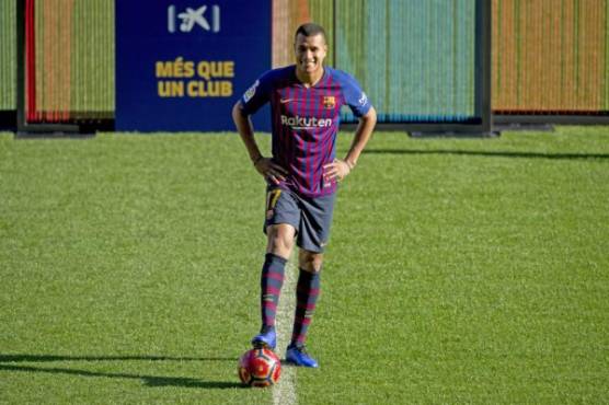 Barcelona's new player Colombian defender Jeison Murillo poses during his official presentation at the Camp Nou stadium in Barcelona on December 27, 2018. (Photo by Josep LAGO / AFP)