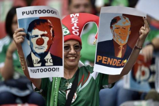 A supporter of Mexico mocks US President Donald Trump before the start of the 2018 World Cup Concacaf qualifier football match between Mexico and the US, in Mexico City, on June 11, 2017. / AFP PHOTO / Pedro PARDO