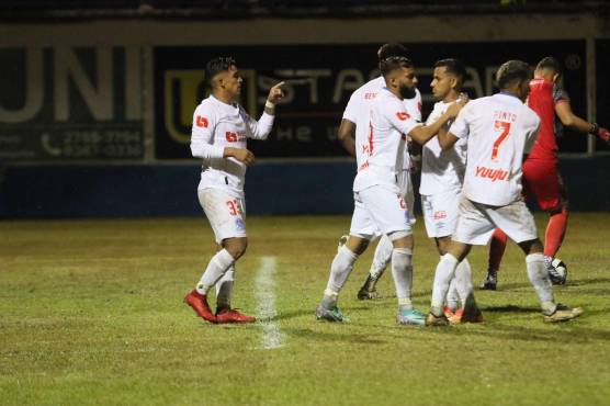 Olimpia bate al Olancho FC con gol de Edwin Solano, que tenía un minuto de estar en el campo; escalada del león en la tabla