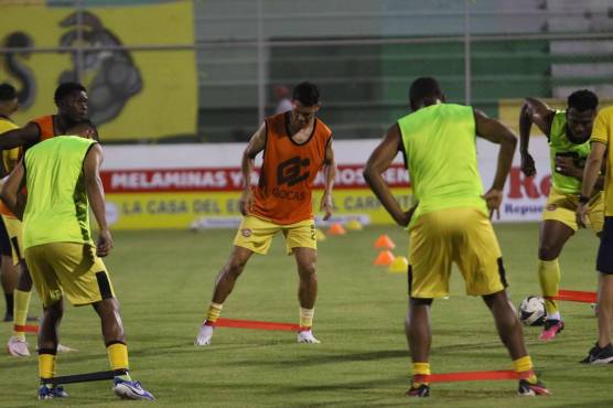 Calentamiento del Génesis FC previo al comienzo del juego.