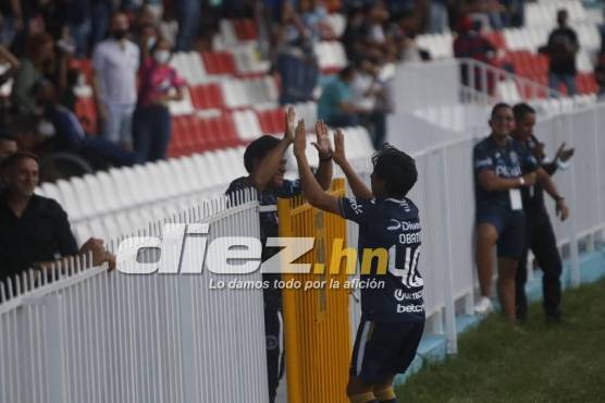 César Obando en el momento en que tiene contacto con su hijo para celebrar su anotación. El DT Hernán Medina sonríe en el fondo. Foto: Estanli Irías.
