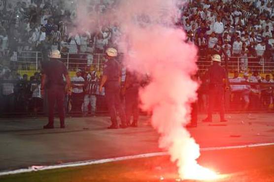 Riot police are deployed to the stands where angry fans of Brazil's Santos shout slogans during the Copa Libertadores football match against Argentina's Independiente Pacaembu Stadium in Sao Paulo, Brazil, on August 28, 2018.The match was suspended in the 81st minute after fans of Santos threw bangers onto the field and the police was deployed to provide security. South America's governing body Conmebol awarded the first leg clash between the teams to Independiente with a 3-0 score just hours before today's match because Santos fielded and ineligible player. / AFP PHOTO / Nelson ALMEIDA